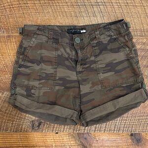 Sanctuary Camo Women's Cargo Shorts, size 26